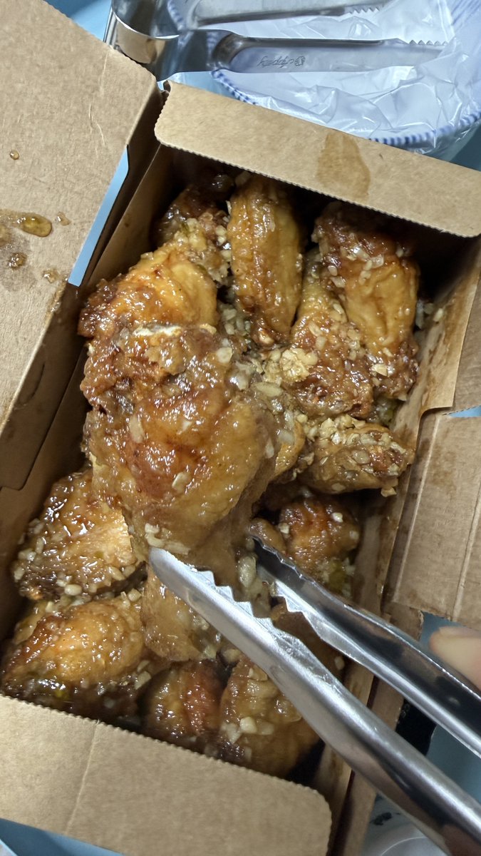 useunuz's tweet photo. 평소 교촌치킨에서는 허니콤보를 자주 먹는데, 새로 나온 허니갈릭윙박스 20PCS가 궁금해서 배달로 주문해봤어요. 가격은 23,000원이고 캔콜라와 치킨무가 함께 왔습니다. 달콤한 허니 소스에 갈릭 풍미가 더해진 맛이었지만, 제 입맛에는 ��시 허니콤보가 더 잘 맞았어요 ^^

#교촌치킨 https://t.co/mMXXWzt3Uj