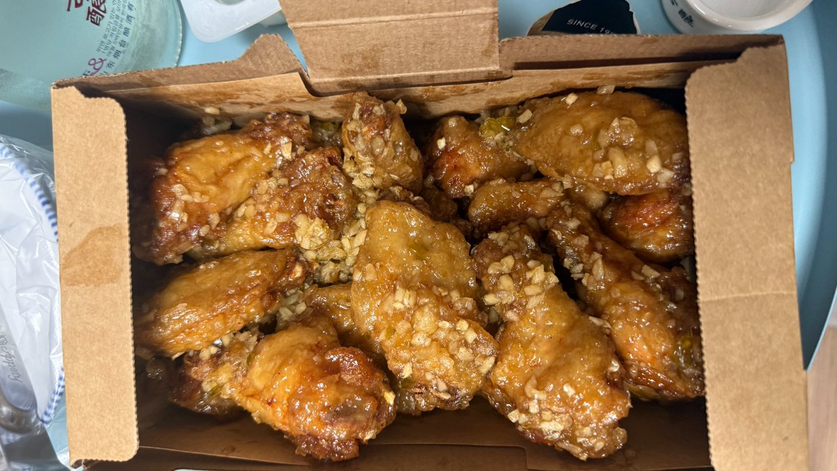 useunuz's tweet photo. 평소 교촌치킨에서는 허니콤보를 자주 먹는데, 새로 나온 허니갈릭윙박스 20PCS가 궁금해서 배달로 주문해봤어요. 가격은 23,000원이고 캔콜라와 치킨무가 함께 왔습니다. 달콤한 허니 소스에 갈릭 풍미가 더해진 맛이었지만, 제 입맛에는 ��시 허니콤보가 더 잘 맞았어요 ^^

#교촌치킨 https://t.co/mMXXWzt3Uj