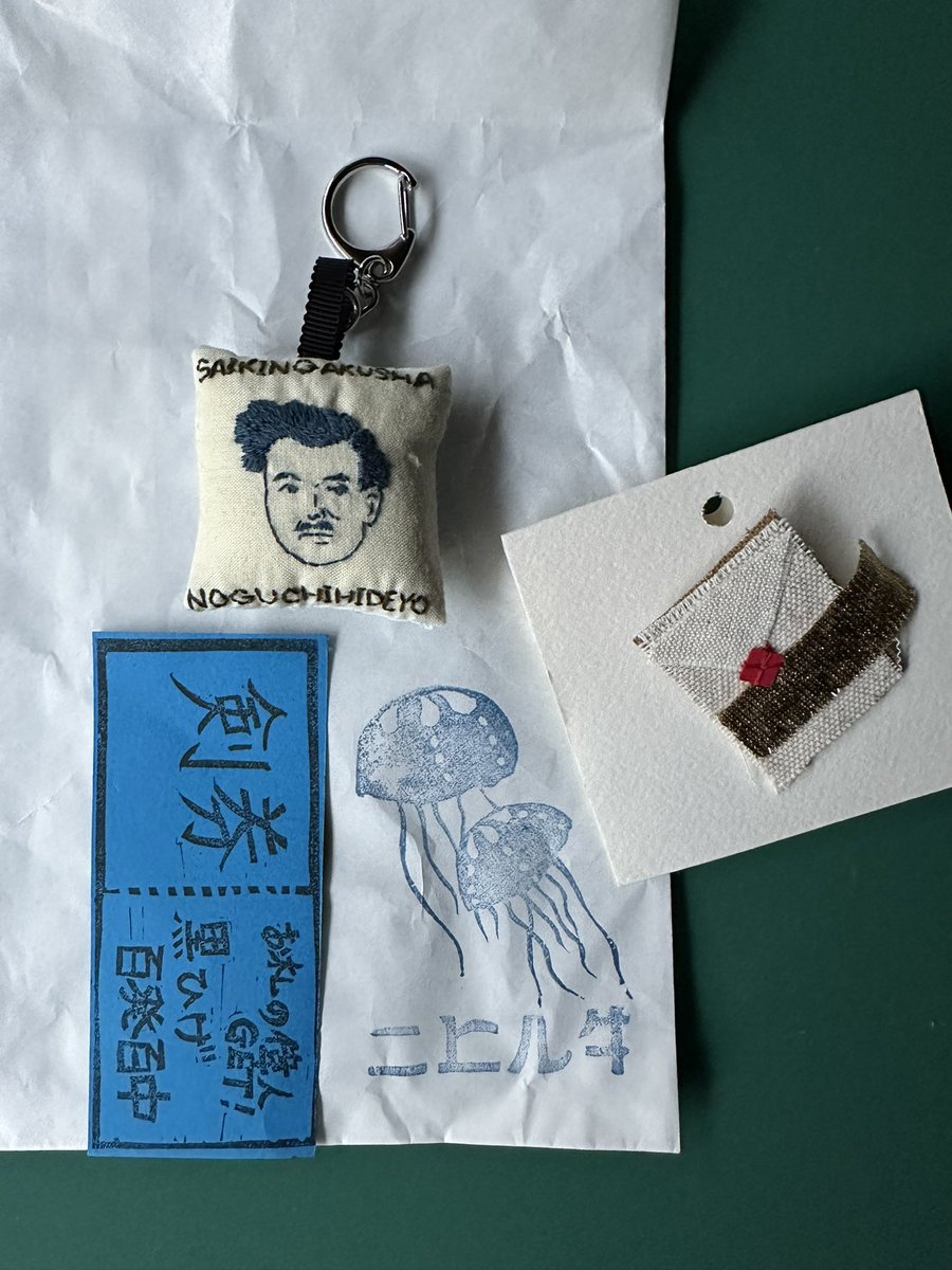 wafflapple's tweet photo. 私もやっとニヒル牛さんくじ展のくじ引いて来ました
選べないほど楽しいくじだらけで迷ったけれどまた来るからと今日は二つだけ引きました
黒ひげくじは野口英世
断片くじはレターセット
素敵でした✨もっと引きたい
#ニヒル牛　#くじ展 https://t.co/JSoVXm0Q9O