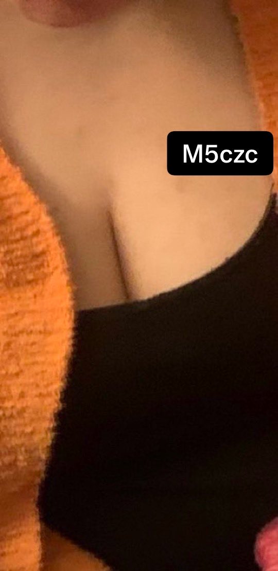 M5czc's tweet photo. امه ام صدر كبييير لاعبب بولدها بصدرها وشطاياهاا الكبار ماتشوفه شي 🔥🔥🙈

#ديوت_بدويٌّْ 

ودك تنشر حريمك زيه تعال خااص https://t.co/qlRgdPvjbD