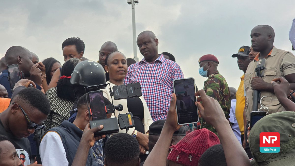 Fireliglntfi's tweet photo. UPDATE: Local Government Minister @BalaamBarugahar has visited the Maj. Victor Bwana Timber Market in Mbarara, which was gutted by fire in the early hours of Tuesday, to console affected traders and address their concerns.

@alexmugasha1 

#NBSUpdates https://t.co/GGU5URW4Ze