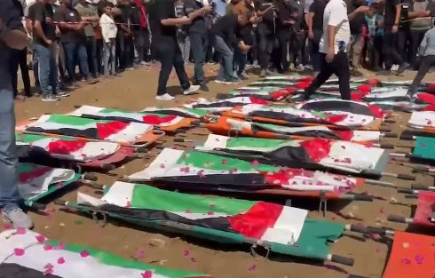 islammov's tweet photo. الجنازة الأكبر في التاريخ الفلسطينيّ المعاصر! غزّة تشيّع اليوم الثلاثاء جثامين 112 ضحية من عائلة "أبو شريعة الحساينة" (نساء واطفال وشيوخ وشباب)، بعد انتشالها من تحت أنقاض منازل العائلة التي قصفتها قوات الجيش الإسرائيلي خلال الحرب المتواصلة على قطاع غزة.... https://t.co/yXZHyGe2rl
