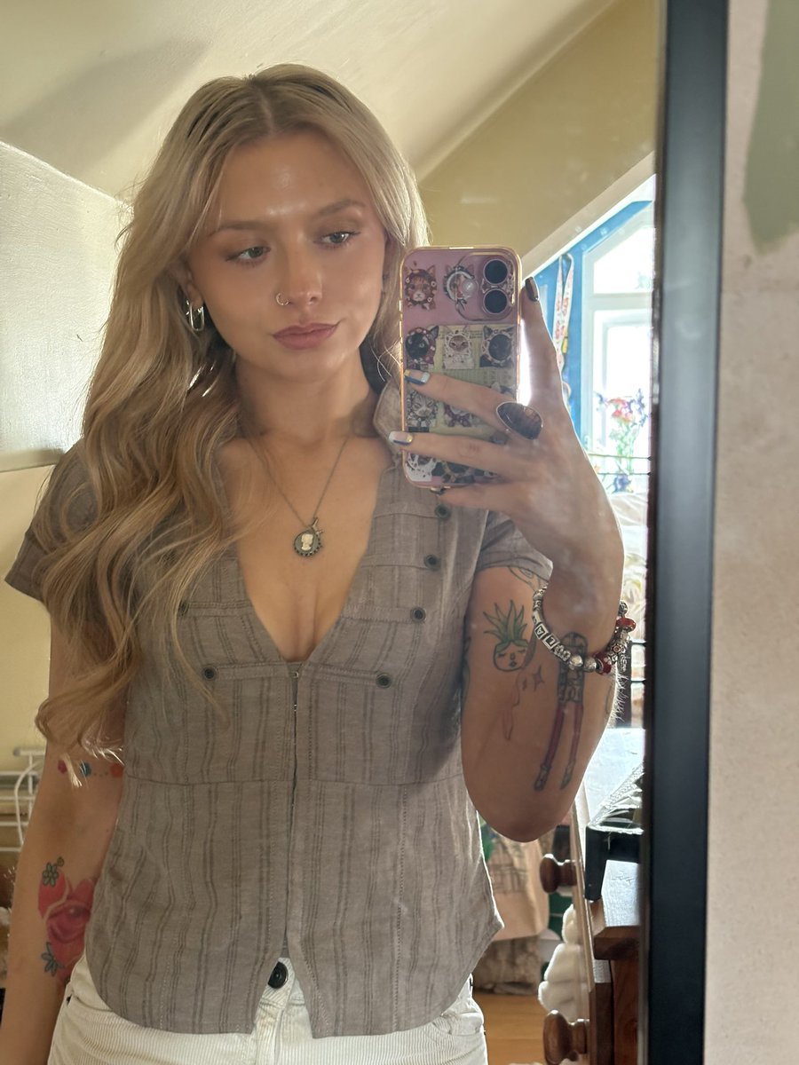 _alicejune_'s tweet photo. I love my long blonde hair https://t.co/2dTYsZyFQD