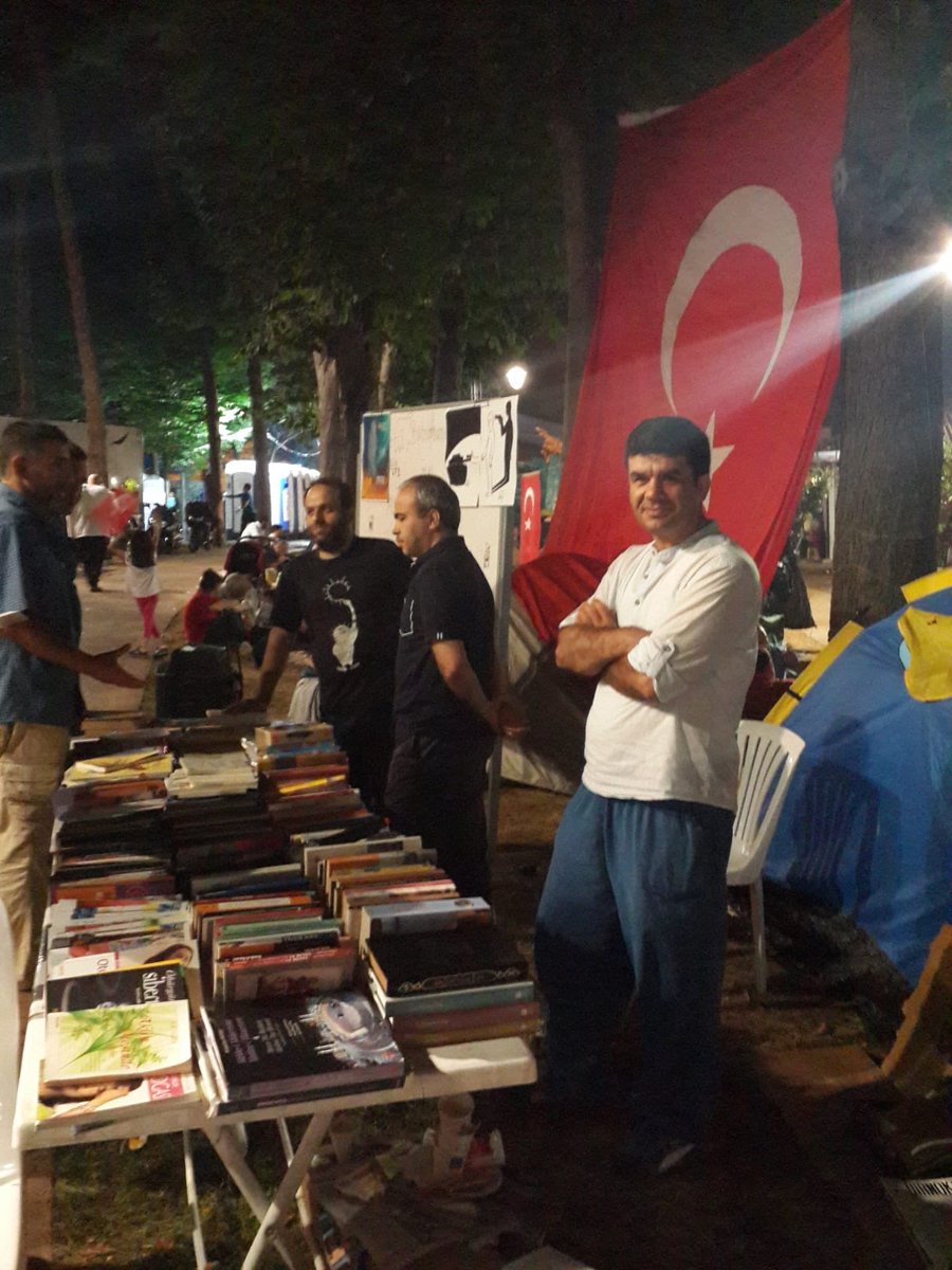 mstfkrsy's tweet photo. 15 Temmuz’dan sonra Kısıklı’da Asım Gültekin’in kurduğu stanttayız. Allah(cc) Asım abiye gani gani rahmet eylesin. https://t.co/IQK4rSRSnW