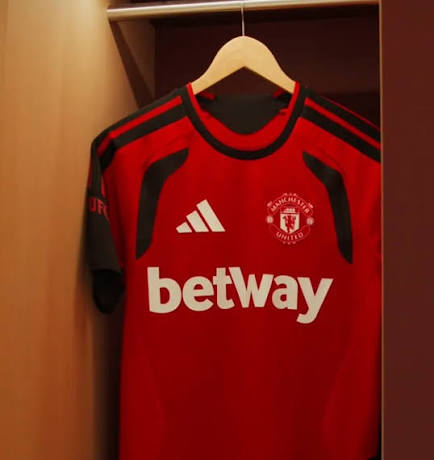 MufcIDfans's tweet photo. Manchester United mengumumkan kesepakatan baru senilai £20 juta per tahun dengan Betway sebagai sponsor perlengkapan latihan klub dan mitra taruhan global.

Disebut sebagai kesepakatan sponsor perlengkapan latihan mandiri atau lengan baju terbesar di sepak bola dunia. 

[MailSport]

#MUFCIndonesiafans