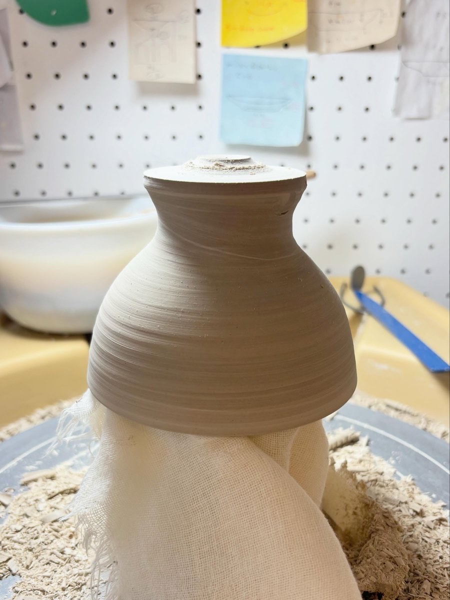 696haku's tweet photo. ゴブレットの成形。
ご注文分と10月の京都伝統産業ミュージアムでの企画展に出展予定。去年も参加させていただいていましたが初日完売でそれは作家として機会損失なので、また展覧会としてよくないなと完売してもご覧いただけるように相談します。 https://t.co/qH4sTQyi72