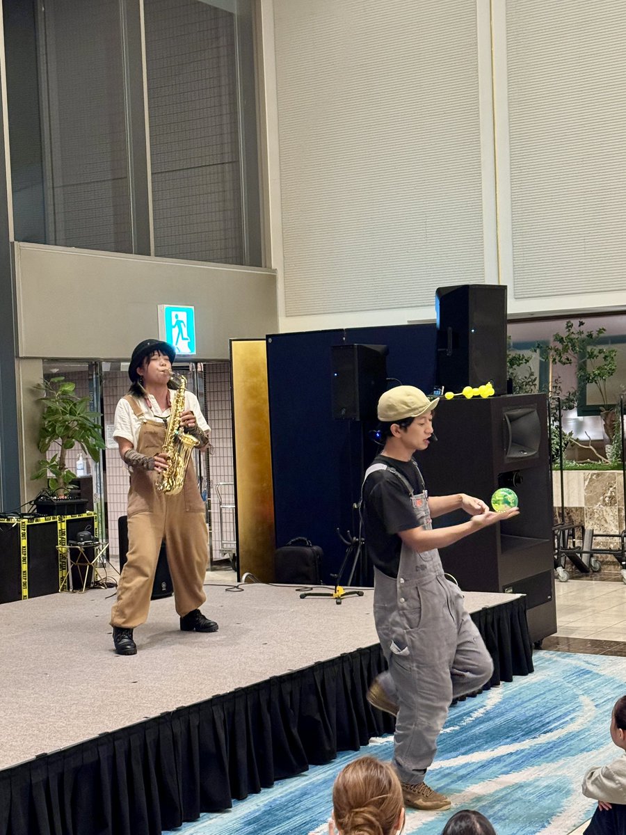 epinard_nasu's tweet photo. 夏休みイベントの夜のステージショーは、
8月1日から「コモドクラッチ」のお二人に😊当ホテルの夏休みではすっかりお馴染みの「CHIKI」さんと、音楽パフォーマー「ミコアポコ」さんのユニットです🎷チェックインのお時間はミコアポコさんによるバルーンプレゼントも実施中🎈ぜひお楽しみくださいませ😄 https://t.co/rajkrzQxnz