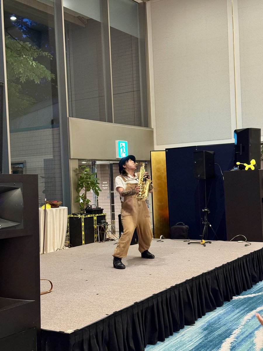 epinard_nasu's tweet photo. 夏休みイベントの夜のステージショーは、
8月1日から「コモドクラッチ」のお二人に😊当ホテルの夏休みではすっかりお馴染みの「CHIKI」さんと、音楽パフォーマー「ミコアポコ」さんのユニットです🎷チェックインのお時間はミコアポコさんによるバルーンプレゼントも実施中🎈ぜひお楽しみくださいませ😄 https://t.co/rajkrzQxnz
