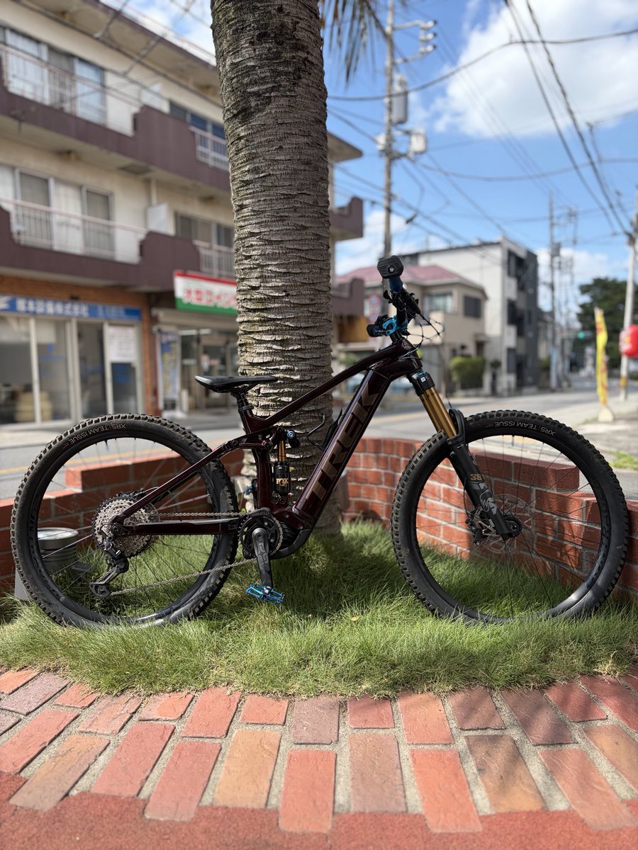 astbikes's tweet photo. お待たせ致しました。2027年モデルの #foxfroatx2 入荷致しました。前後カシマコートになりグーレードアップで戦闘力アップ。サスの動きは勿論コンチロールも良くなってます。これからが楽しみですね。
#マウンテンバイク
#astbikes
#astforest
#練馬板橋
#和光市秩父市
#マウンテンバイクショップ https://t.co/Y4FmncVKWW