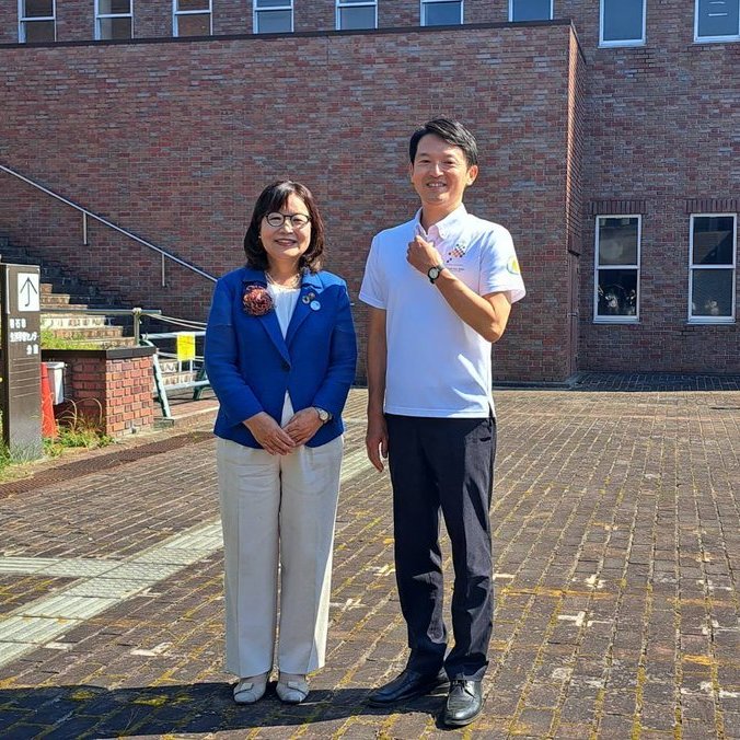 motohikosaitoH's tweet photo. 先日、県立明石公園を訪れ、野球場のスタンドやトイレ等の改修状況を確認しました。あわせて、丸谷明石市長とともに旧明石市立図書館跡地を視察し、明石市が策定を進める新施設の整備計画案について直接ご説明をいただきました。児童生徒や市民の皆様が利用できる交流棟、災害に備えた防災備蓄倉庫と避難所、東播磨地域で人気の高いバスケットボール用屋外コートなど、市民の皆様のご意見等を踏まえた内容となっています。
長年の県市間の懸案であった同跡地の利活用計画案の策定にあたり、丸谷市長や市議会など関係者の皆様のご尽力に心から感謝申し上げます。これからも県と市がトップ同士で十分に連携し、明石公園の更なる魅力向上、ベイエリア（東外港）の再開発、県立がんセンターを中心とする地域医療体制の充実など、県民の皆様の暮らしを支える政策を前に進めてまいります。

▼明石公園内の旧明石市立図書館について（県HP・2024年2月）
https://t.co/EO4OUdzqZ1

▼旧市立図書館跡地の利活用（明石市HP・2026年7月）
https://t.co/MIVGj5QLf8