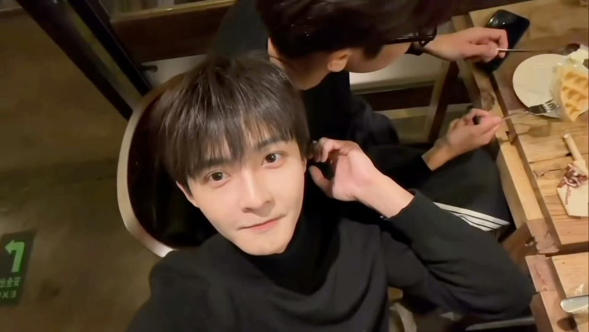 fluffyharua's tweet photo. deym, this is literally his favorite angle (person) 😌 https://t.co/ZHpA9NwIgr
