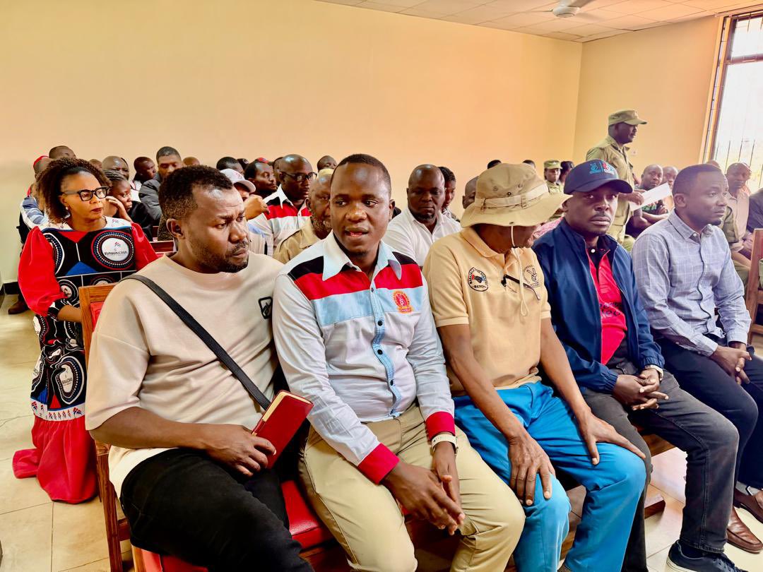 HecheJohn's tweet photo. Leo nimefika mahakama ya hakimu mkazi Shinyanga kuhudhuria kesi ya  katibu wetu wa Kanda ya Serengeti @mnyawami_official pamoja na viongozi na wanachama wetu 17.

Hawa ni miongoni mwa viongozi na wanachama wetu 64 ambao wamefunguliwa kesi za uongo za ugaidi.

Wanaoleta porojo za uongo kuhusu kinachoitwa maridhiano hawajui maumivu watu wetu wanayopitia.

Viongozi wetu wanapitia maumivu katika kutaka Nchi yetu iwe ya haki na usawa.

Tutashinda msiogope.

Endelea kuchangia chama.
CHANGIA

M-Pesa
Namba: 0744446969
Jina: CHADEMA HQ

NMB Bank
Namba: 22606600140
Jina: Chama cha Demokrasia na Maendeleo