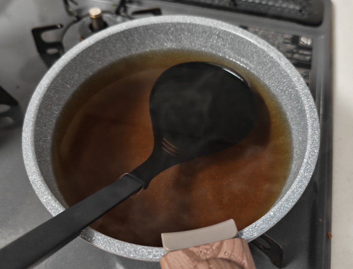 nekounderground's tweet photo. 茅乃舎の出汁で適当にうどん作ったんだけどこりゃうどん屋の味だわ
うどんには天ぷらなわけでゴマシヲさん直伝の炭酸水で夏野菜を揚げたりました https://t.co/BSQSlWT9ab