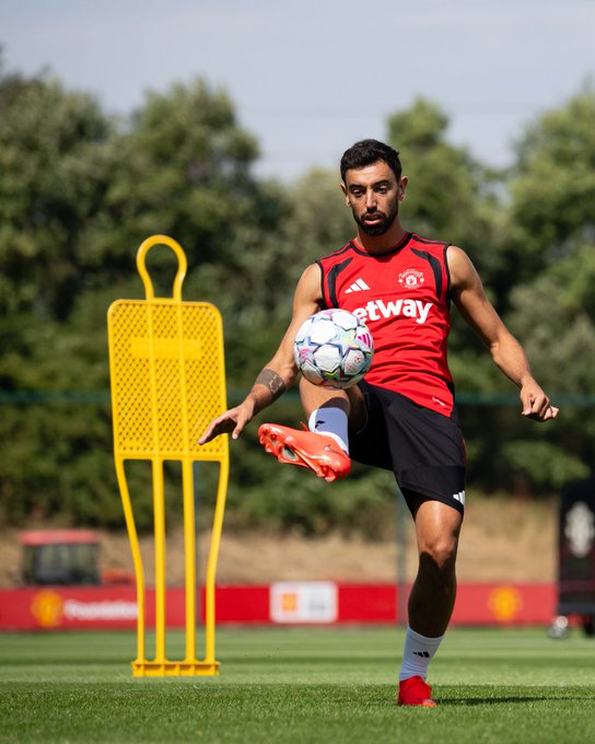 UnitedStandMUFC's tweet photo. El-Capitano is BACK🪄🇵🇹 https://t.co/9Ss8DbU0BD