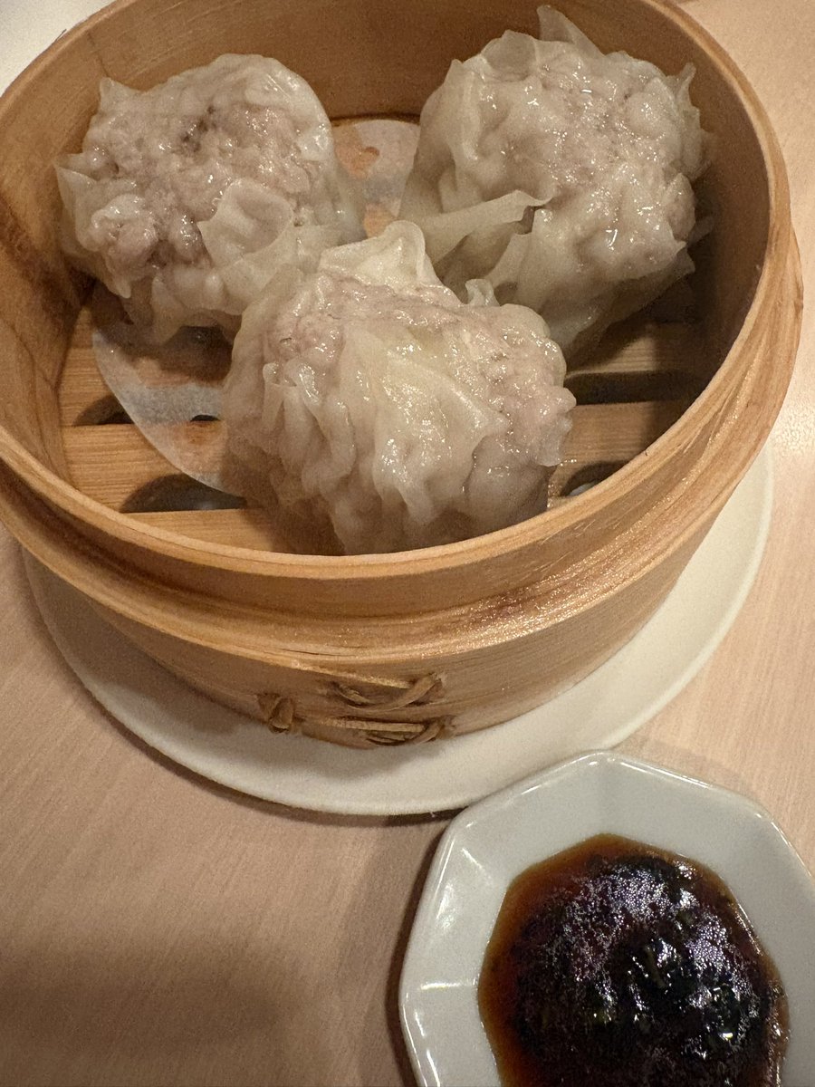 moya_tera's tweet photo. 『丸虎焼売店』
岐阜駅周辺のこちらのお店。
中華くらげと肉汁あふれる大焼売を発注です！
コリコリの食感と酸味がいい箸休め。
焼売はジューシーで肉感がすごく、粗めの玉ねぎの甘みもありそのままでも魅力のある味わい。
黒酢香る自家製タレがあっさりしているのでどんどん進みますね。
〜モヤてら〜 https://t.co/xPrEMLes8M