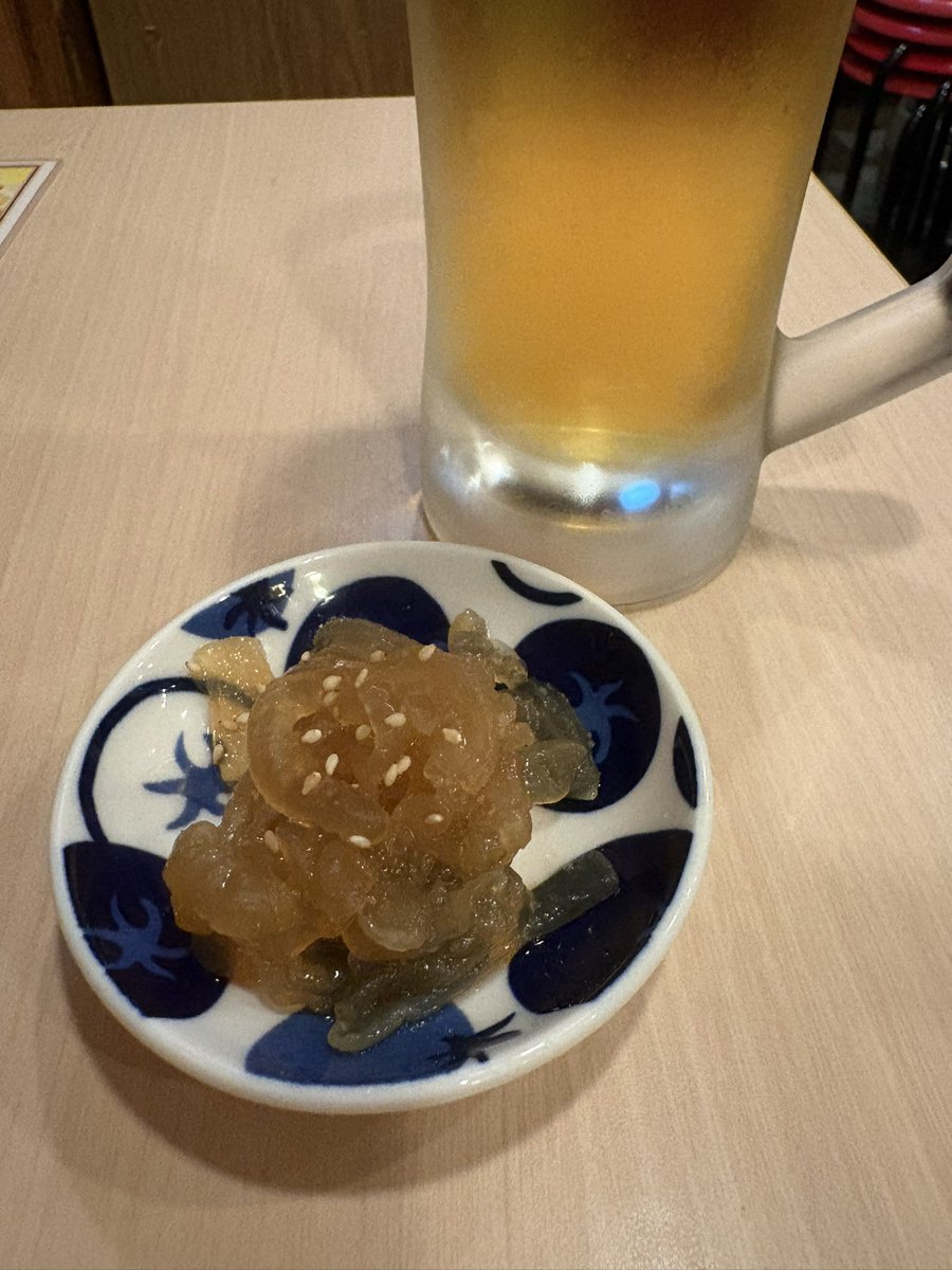 moya_tera's tweet photo. 『丸虎焼売店』
岐阜駅周辺のこちらのお店。
中華くらげと肉汁あふれる大焼売を発注です！
コリコリの食感と酸味がいい箸休め。
焼売はジューシーで肉感がすごく、粗めの玉ねぎの甘みもありそのままでも魅力のある味わい。
黒酢香る自家製タレがあっさりしているのでどんどん進みますね。
〜モヤてら〜 https://t.co/xPrEMLes8M