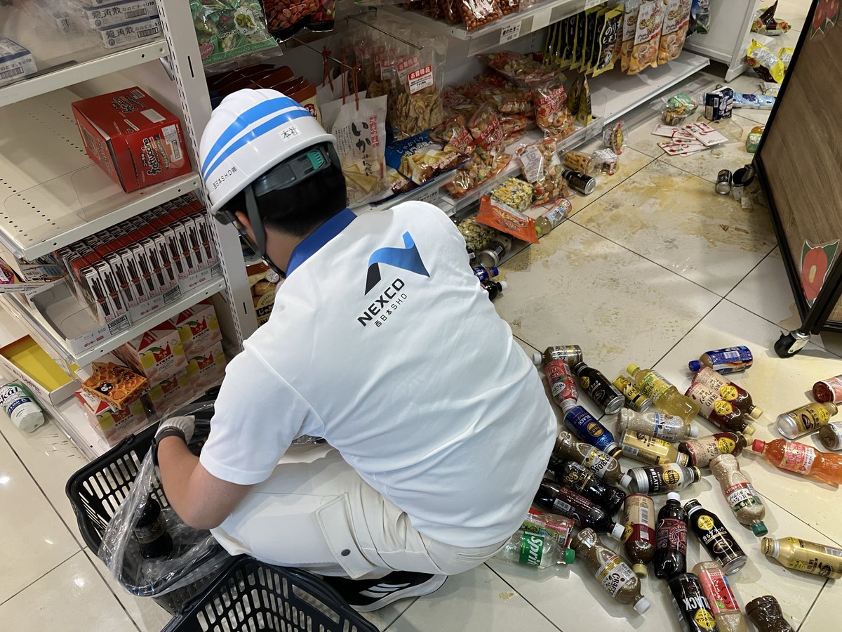 w_nexco_news's tweet photo. 熊本地方で発生した地震の影響により、宮原サービスエリア（上り線）の売店では商品が散乱するなどの被害が発生しました。
復旧に向けて関係者が一丸となって作業を進めてまいります。 https://t.co/93uTZwlyle
