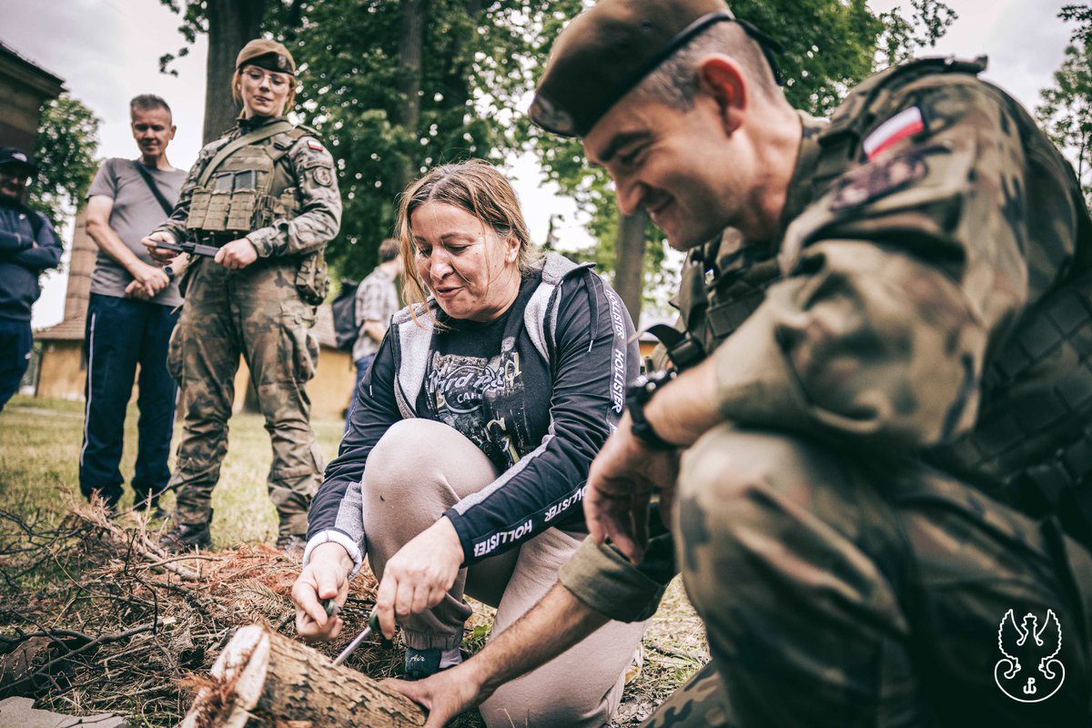 terytorialsi's tweet photo. 🛡️ Ponad 20 tys. osób już #wGotowości!

Pierwsza pomoc, przetrwanie, bezpieczeństwo i cyberhigiena – uczestnicy programu „wGotowości” zdobywają praktyczne umiejętności, które pomagają właściwie reagować w sytuacjach kryzysowych. Zajęcia w całym kraju prowadzą https://t.co/jWdi9HheIv. instruktorzy Wojsk Obrony Terytorialnej.

Do 2 sierpnia w szkoleniach uczestniczyło już ponad 20 tys. osób. Blisko 7 tys. z nich wzięło udział w zajęciach Linii operacyjnej 1. (LO-1), ponad 13 tys. – w szkoleniach Linii operacyjnej 2. (LO-2), a kolejne blisko 650 osób ukończyło kursy cyberhigieny.

Program nie zwalnia tempa. Od 3 do 9 sierpnia zaplanowano sześć szkoleń LO-1 dla około 180 osób oraz pięć szkoleń LO-2, w których ma uczestniczyć około 200 osób.

🇵🇱 Gotowość to nie tylko wiedza – to także umiejętność zachowania spokoju, podjęcia właściwej decyzji i udzielenia pomocy wtedy, gdy jest ona najbardziej potrzebna.

Do programu można zgłosić się indywidualnie za pośrednictwem aplikacji #wGotowości lub mObywatel, a także grupowo – poprzez formularz dla instytucji, przedsiębiorstw i zorganizowanych grup.

@MON_GOV_PL @SztabGenWP #WOT #WojskaObronyTerytorialnej #Bezpieczeństwo #Cyberhigiena #PierwszaPomoc
