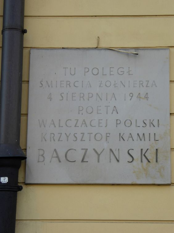 Jan34733995's tweet photo. 04.08.1944 r. - (po południu) ... za bardzo wychylił głowę z okna pałacu Blanka, którego bronił wraz z kolegami. Budynek był pod ostrzałem i kula trafiła Go w głowę.

"Nie żyje"-powie sanitariuszka Janina Grzybowska ps. „Nita”, która nie będzie wiedziała, czyją śmierć obwieszcza.

Nazywał się Krzyś.
Krzysztof Kamil Baczyński.

Gdyby przeżył - gdyby żył - gdyby tworzył - po Literacką Nagrodę Nobla nie musiałby się wspinać.
Ona leżałaby u Jego stóp.