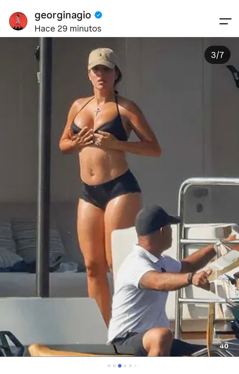 Touche3196's tweet photo. Georgina publicando ella misma las fotos que le tomaron los paparazzi y por las que le estaban criticando disque porque está "fuera de forma" y seguidamente una foto de un plato de jamón y tortilla de patatas, vamos viene a decir que se la pela las críticas, solo puedo aplaudir👏🏾 https://t.co/0EwMlwp5GT
