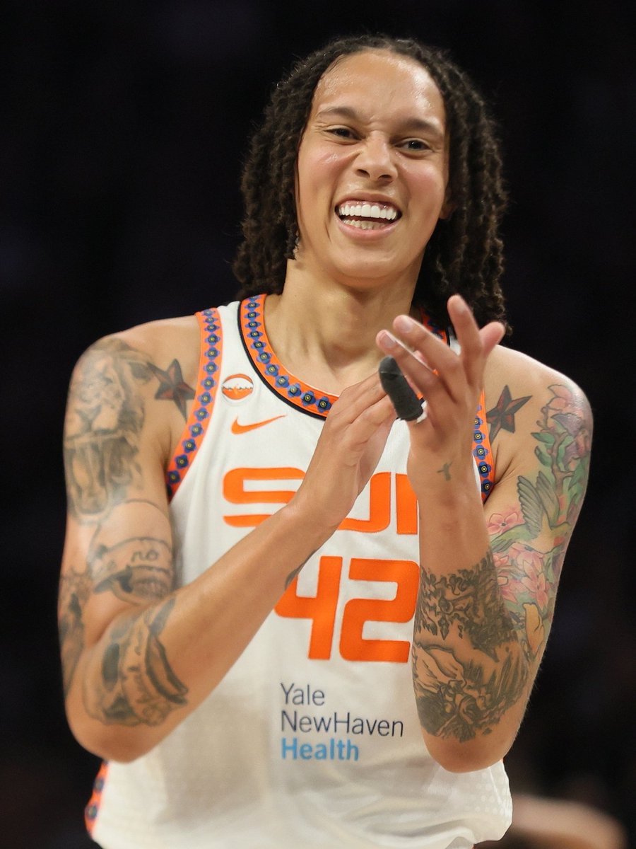 RickyRwfranklin's tweet photo. @ClayTravis @WNBA This dude is not very good but at least he looks the part... https://t.co/5GJDr00aem