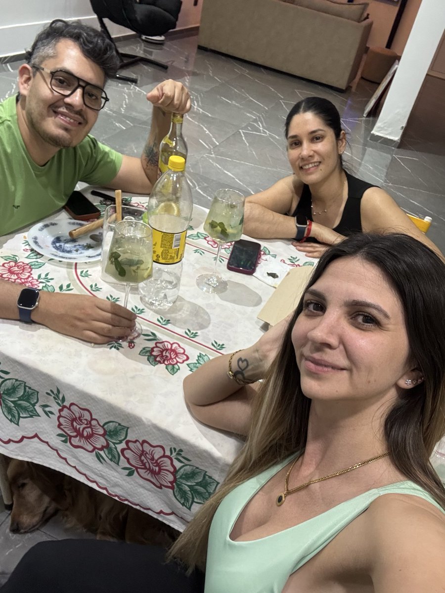 MailenFernndez's tweet photo. 🥂 https://t.co/63usl1QK2k