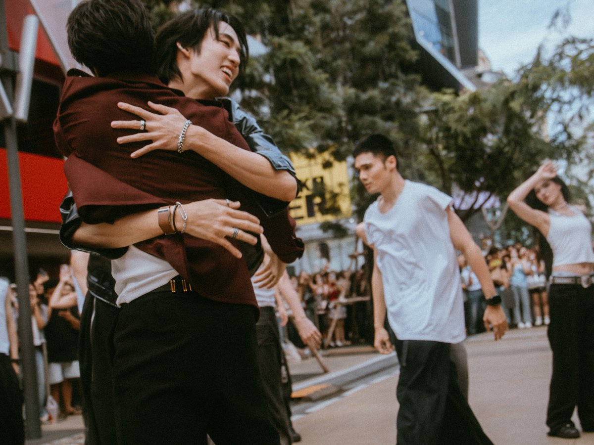 gliide_music's tweet photo. OVERHOPED HITS THE STREET 🔥

Thank you everyone at Siam Square who stopped, stayed, and shared the moment with us.

A special shoutout to @alan_pasawee @BUS_SONRAY for making the performance even more special. 🖤

FIND MORE🔗
Instagram : GLIIDE

#SVRN #ALANpasawee
#OVERHOPED_OFFTHESTAGE
#SIAMWALKINGSTREET
#SOVEREIGN
#GLIIDE