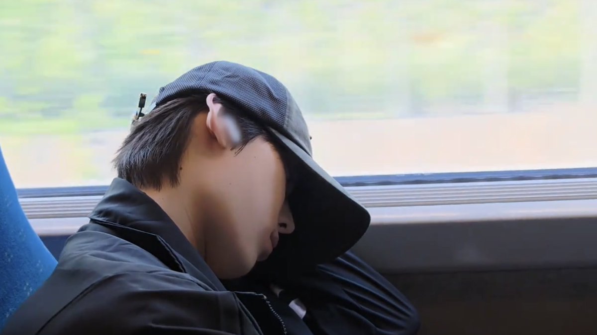 filmksw's tweet photo. a day with #sunoo 🥯🍜🚊 https://t.co/v23skyHkUt