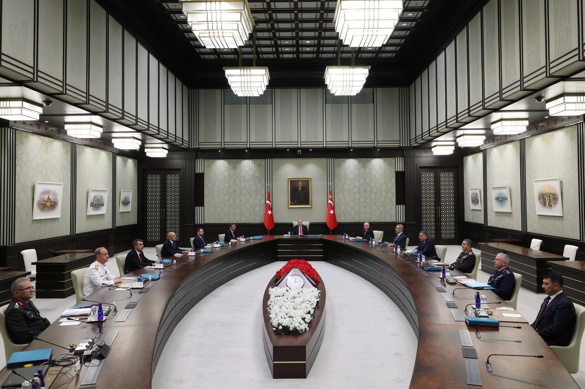 Yusuf__Tekin's tweet photo. 📍Ankara 

Cumhurbaşkanımız Sayın Recep Tayyip Erdoğan’ın riyasetinde, Yüksek Askerî Şûra Toplantısı öncesinde Anıtkabir’i ziyaret ettik. Ardından Cumhurbaşkanlığı Külliyesi’nde Sayın Cumhurbaşkanımızın başkanlığında gerçekleşen Yüksek Askerî Şûra Toplantısı’na katıldık.

Türk Silahlı Kuvvetleri’nin yeni kadrolarına görevlerinde muvaffakiyetler diliyor, alınan kararların ülkemiz ve bölgemiz için hayırlara vesile olmasını temenni ediyorum.

Bu vesileyle Gazi Mustafa Kemal Atatürk’ü ve aziz şehitlerimizi saygı ve rahmetle yâd ediyorum.