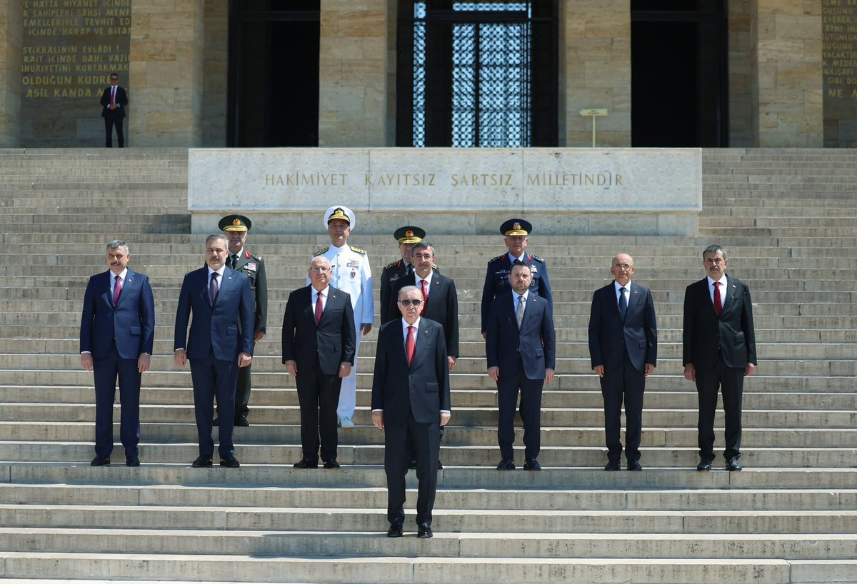 Yusuf__Tekin's tweet photo. 📍Ankara 

Cumhurbaşkanımız Sayın Recep Tayyip Erdoğan’ın riyasetinde, Yüksek Askerî Şûra Toplantısı öncesinde Anıtkabir’i ziyaret ettik. Ardından Cumhurbaşkanlığı Külliyesi’nde Sayın Cumhurbaşkanımızın başkanlığında gerçekleşen Yüksek Askerî Şûra Toplantısı’na katıldık.

Türk Silahlı Kuvvetleri’nin yeni kadrolarına görevlerinde muvaffakiyetler diliyor, alınan kararların ülkemiz ve bölgemiz için hayırlara vesile olmasını temenni ediyorum.

Bu vesileyle Gazi Mustafa Kemal Atatürk’ü ve aziz şehitlerimizi saygı ve rahmetle yâd ediyorum.