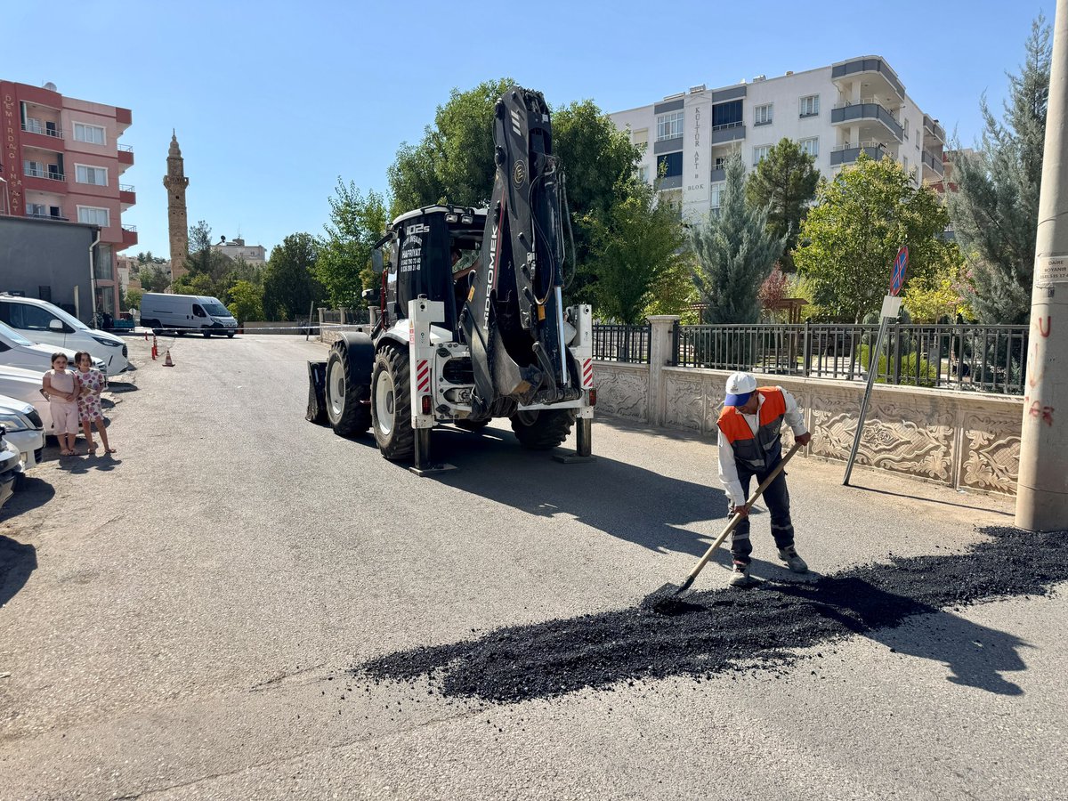 veysisahinn47's tweet photo. Asfalt yama ve bakım çalışmalarımızı sürdürüyoruz.

📍 Yeni Mahalle

Mahallemizde yürüttüğümüz asfalt yama ve bakım çalışmalarıyla yollarımızı daha güvenli, konforlu ve kullanışlı hale getiriyoruz.

Planlanan program doğrultusunda asfalt yama ve bakım çalışmalarımız, şehrimizin farklı noktalarında aralıksız devam ediyor.