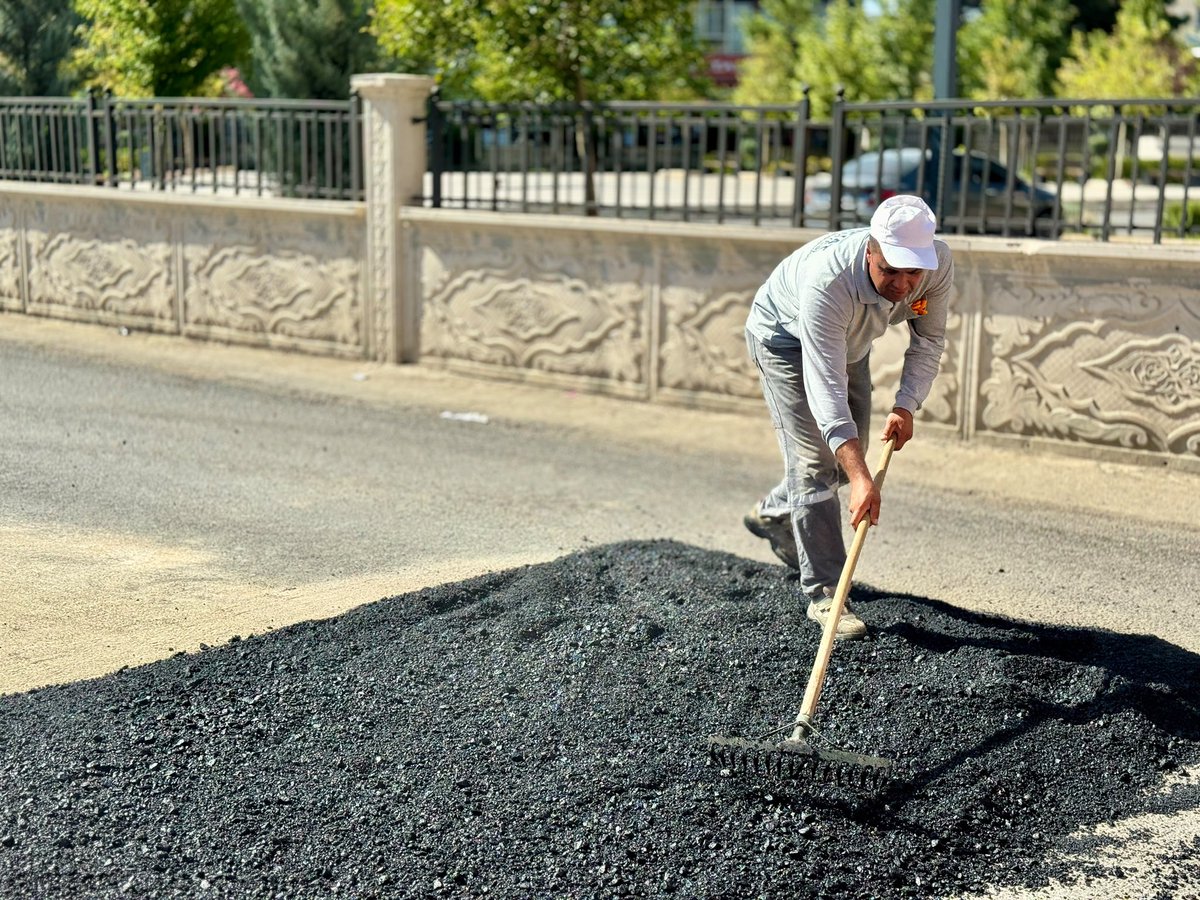 veysisahinn47's tweet photo. Asfalt yama ve bakım çalışmalarımızı sürdürüyoruz.

📍 Yeni Mahalle

Mahallemizde yürüttüğümüz asfalt yama ve bakım çalışmalarıyla yollarımızı daha güvenli, konforlu ve kullanışlı hale getiriyoruz.

Planlanan program doğrultusunda asfalt yama ve bakım çalışmalarımız, şehrimizin farklı noktalarında aralıksız devam ediyor.