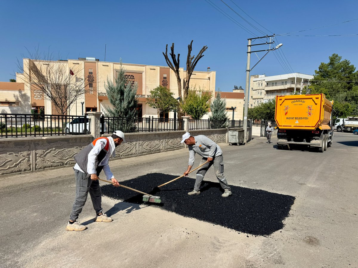 veysisahinn47's tweet photo. Asfalt yama ve bakım çalışmalarımızı sürdürüyoruz.

📍 Yeni Mahalle

Mahallemizde yürüttüğümüz asfalt yama ve bakım çalışmalarıyla yollarımızı daha güvenli, konforlu ve kullanışlı hale getiriyoruz.

Planlanan program doğrultusunda asfalt yama ve bakım çalışmalarımız, şehrimizin farklı noktalarında aralıksız devam ediyor.