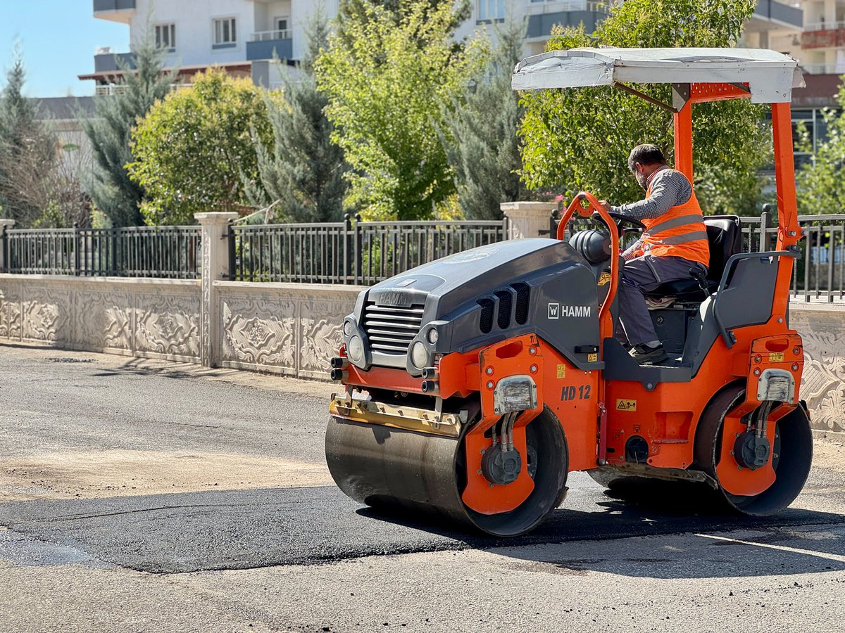 veysisahinn47's tweet photo. Asfalt yama ve bakım çalışmalarımızı sürdürüyoruz.

📍 Yeni Mahalle

Mahallemizde yürüttüğümüz asfalt yama ve bakım çalışmalarıyla yollarımızı daha güvenli, konforlu ve kullanışlı hale getiriyoruz.

Planlanan program doğrultusunda asfalt yama ve bakım çalışmalarımız, şehrimizin farklı noktalarında aralıksız devam ediyor.