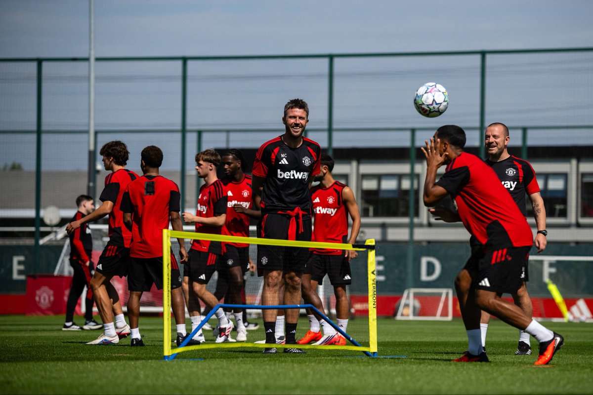 ZaidBalll's tweet photo. 🚨📸 - Michael Carrick watching on Youri Tielemans in training.❤️😁 https://t.co/GSBBSXP0ER