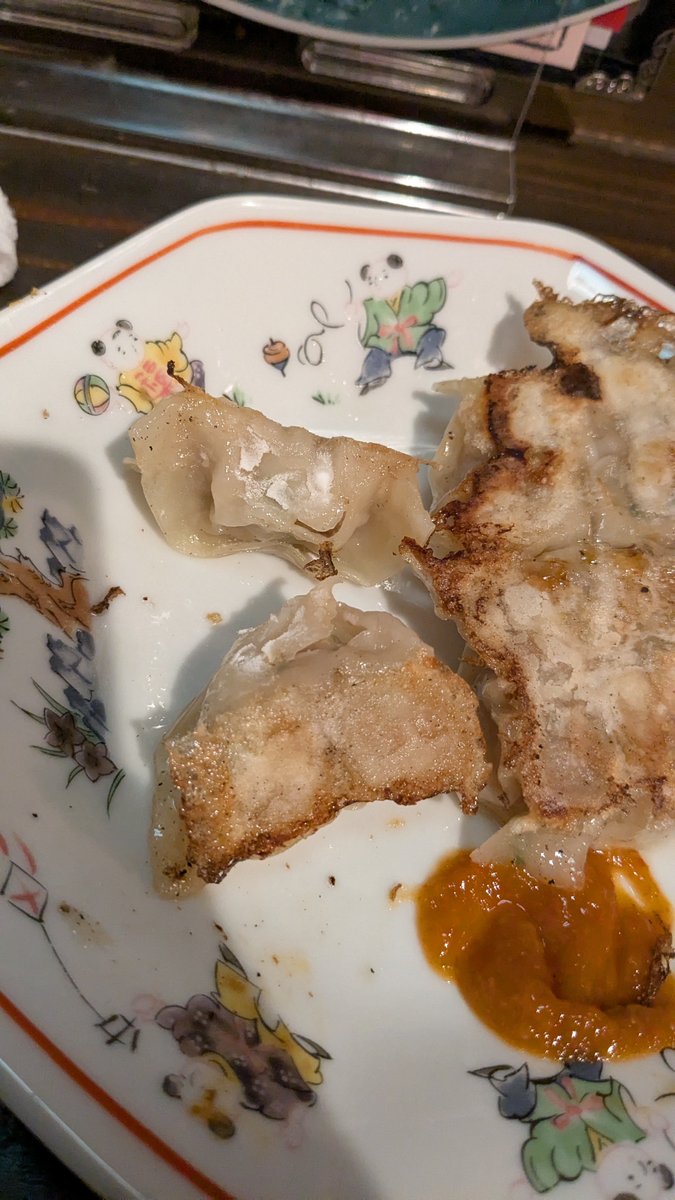 dobboji's tweet photo. こ…粉が！こんなんでいいのか餃子メインの店 https://t.co/gYm050btcK