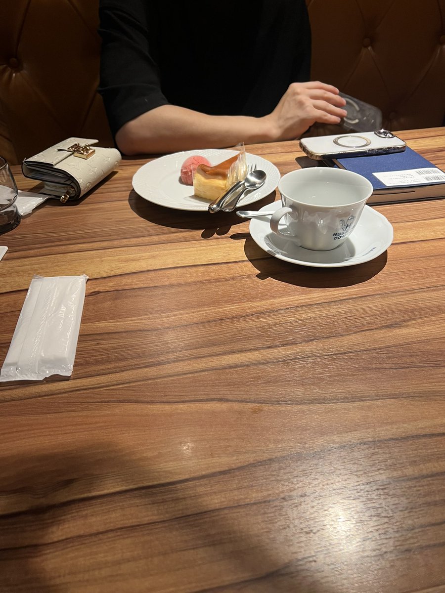 priyam123's tweet photo. 部下の子とカフェで仕事。

今年中に月300目標。
決めたからにはやりきる https://t.co/PB4NxrVh0U