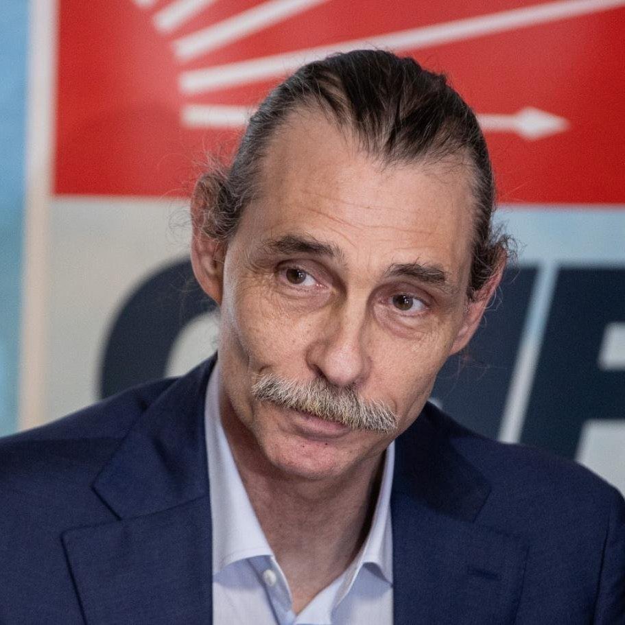 asayisberkemal0's tweet photo. Ankara Batı Cumhuriyet Başsavcılığının Etimesgut Belediyesine yönelik yürüttüğü soruşturma kapsamında, hakkındaki ihbarlar üzerine kan, idrar ve saç örnekleri alınan tutuklu Belediye Başkanı Erdal Beşikçioğlu’nun esrar testinin pozitif çıktığı öğrenildi. https://t.co/nCVwKLFFcq