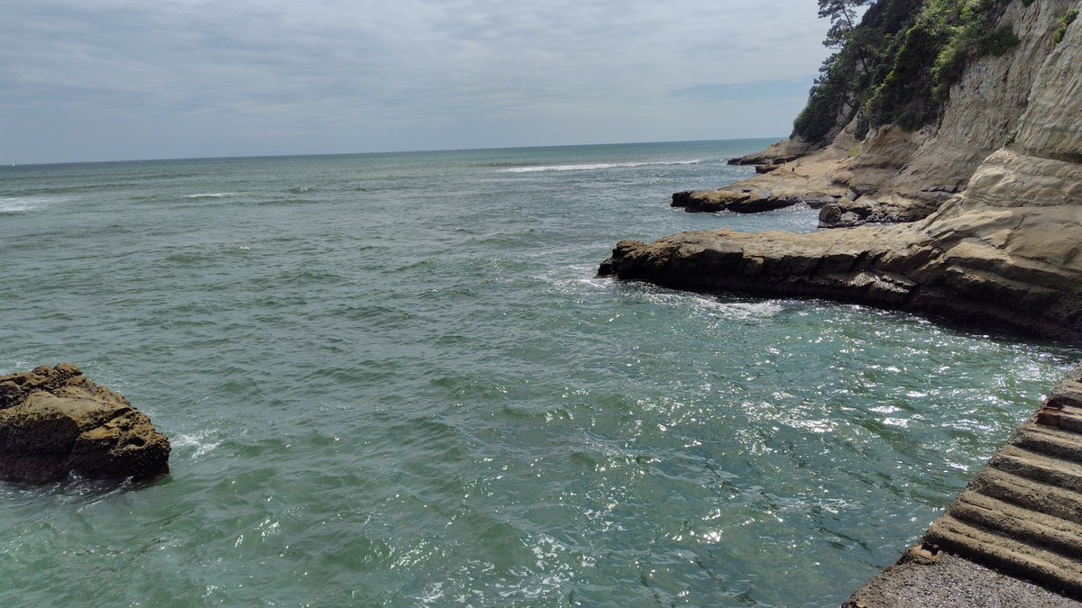 RHanedakko's tweet photo. 今日は良い夏。
陽射しもちょっとやわらかで、海水��日和でした。
風が強い日は砂浜より岩場ですよ。 https://t.co/Ce26RyT7Nh