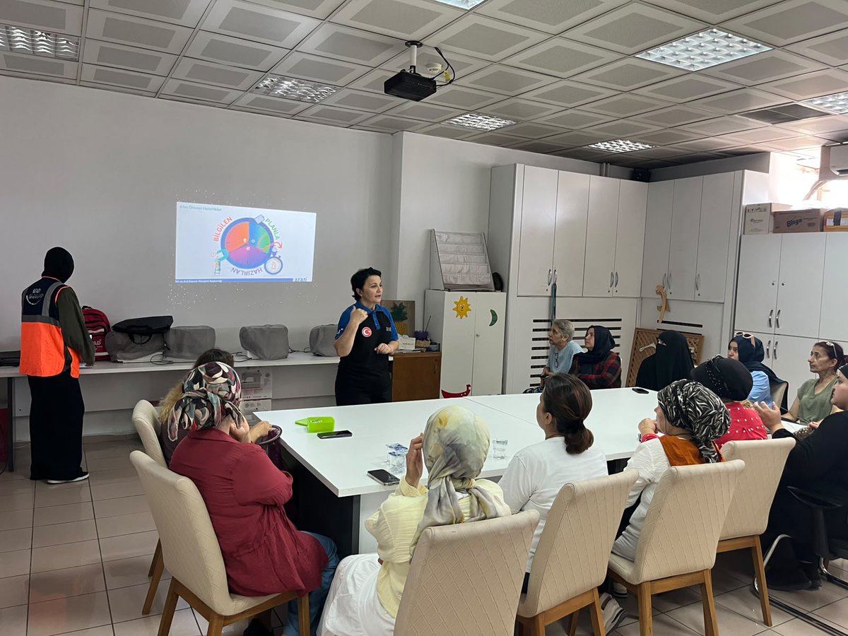 AFAD_Bartin's tweet photo. Müdürlüğümüz eğitmenleri tarafından Bartın Valiliği Sosyal Yardımlaşma ve Dayanşma Vakfı'na bağlı Aile Destek Merkezi'nde (ADEM) faaliyet gösteren kurslarda kursiyer olarak eğitim gören vatandaşlara yönelik Afet Farkındalık Eğitimi ve Deprem Anı Uygulaması eğitimleri verilmiştir https://t.co/wxh0YzrECU