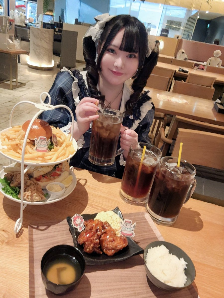 shion0_25mg's tweet photo. 日本人は「楽してそうな人が許せない」「幸せそうな人が許せない」という風潮があるけど、本当にみんな「楽してて幸せ」かしら？
苦労なんて誰にでもあるけど、わざわざそれを見せないだけよ。
わたくし達は白鳥。この生き様の美しさはわかる人に��け伝わればいいわ。 https://t.co/DWAYfbdPy0