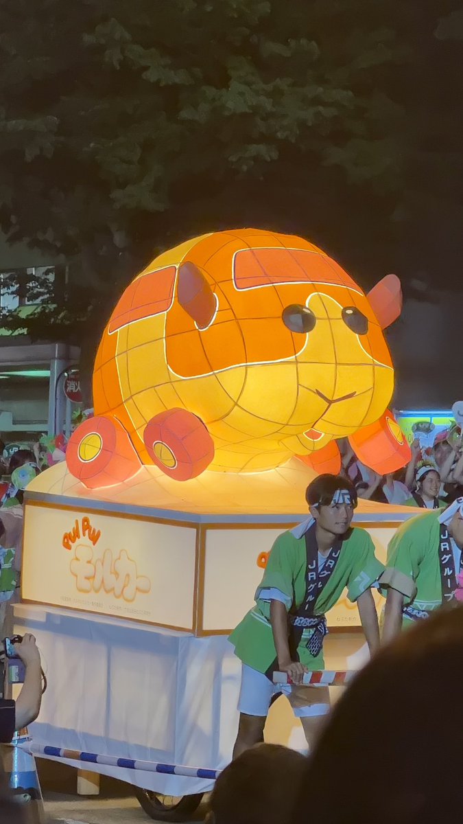 kabumiju's tweet photo. 「プィッセーラー‼️プィッセーラー‼️」
みんなに応援され青森の街を走り抜けるねぶたポテト。なんだか沁みますね。
一瞬すぎて感傷に浸る間もなく、何度も何度も追いかけ彼の勇姿を見届けてきました。
#モルカー #青森ねぶた祭 https://t.co/ArLYY5WxEu
