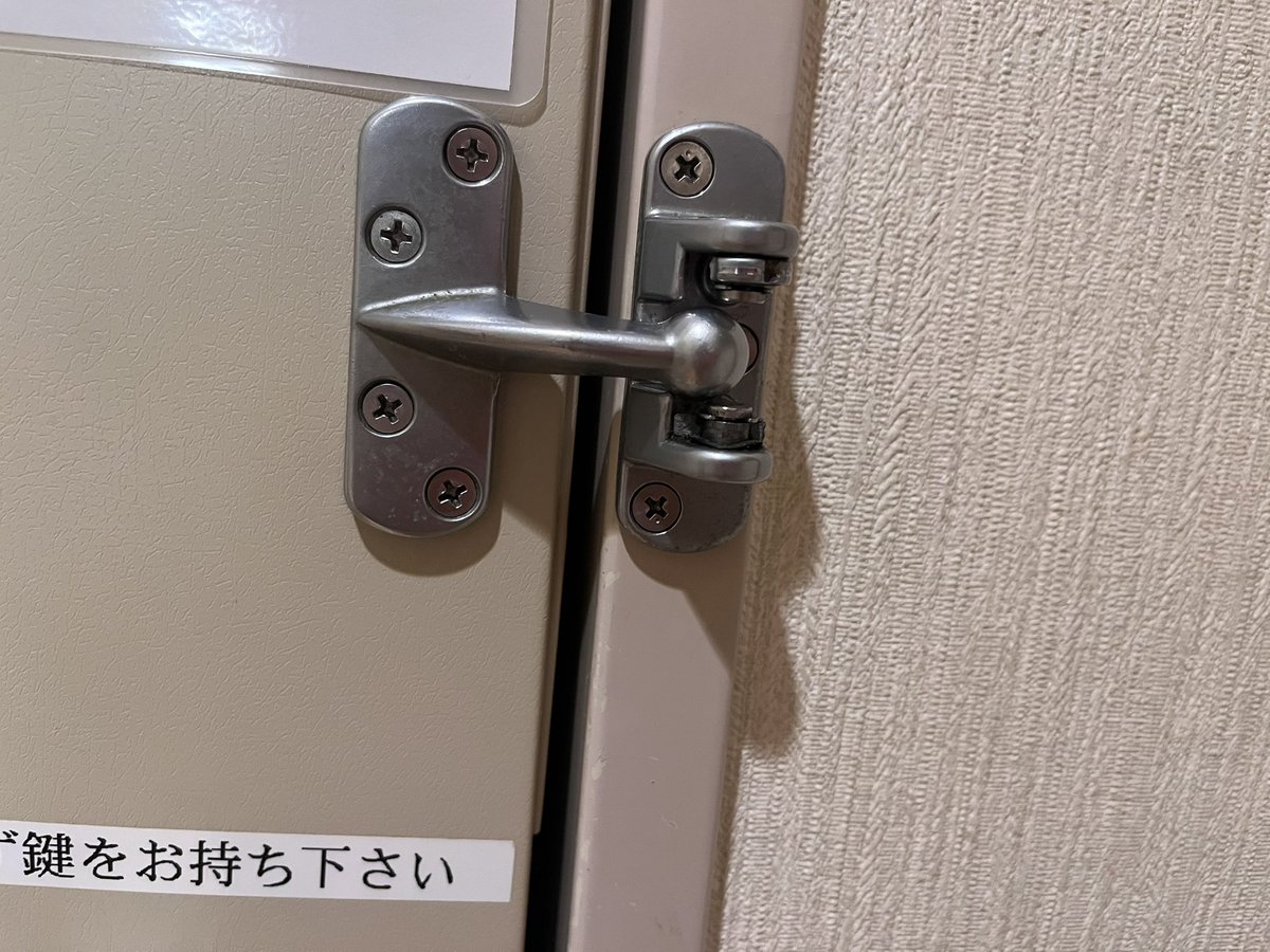 tououkaidan1's tweet photo. ロックが壊れてるのも気になるし
何もかも気になるし
毎度私だけこんな部屋に当たるんだよね〜 https://t.co/7FtKLqle0U