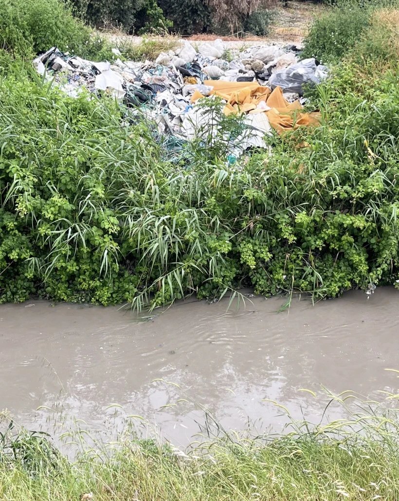 ozturk_mustafa's tweet photo. Adana'da mikroplastik akan dereler

Membaya göre mansapta mikroplastik kirliliği en ez 132 kat daha fazla.

2025 yılında İngiltere 139 bin ton plastik atığı Türkiye'ye gönderdi.

Türk hükümeti, yoğurt kapları, salata poşetleri ve plastik film de dahil olmak üzere İngiltere'nin plastik atık ihracatının %94'ünde kullanılan polietilen de dahil olmak üzere bazı atıklara yasak getirdi, ancak geri dönüşüm sektörünün baskısı üzerine yasağı kaldırdı.

İngiltere’nin plastik “atık sömürgeciliğinin” Türkiye’nin tarım merkezini kirlettiği ortaya çıktı.

https://t.co/zCXnA8mh1k
