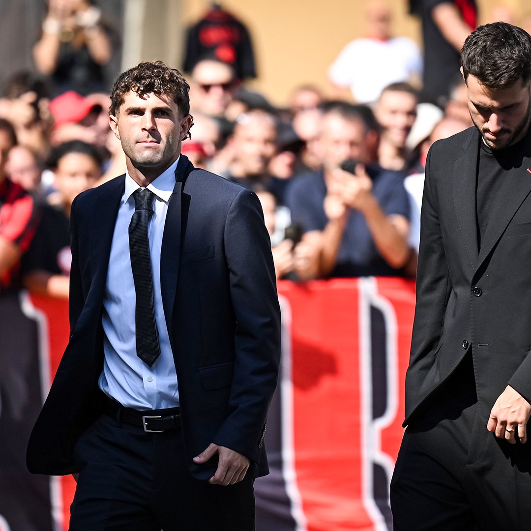 brfootball's tweet photo. Fans, legends, and current stars lined the streets for Milan legend Franco Baresi’s funeral ❤️ https://t.co/UNtWlsI4G7