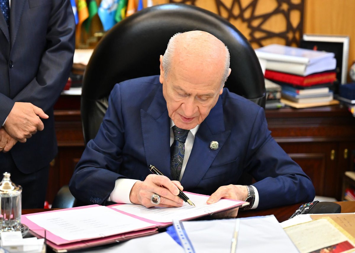 kocaelimhp41's tweet photo. Sayın Genel Başkanımız Devlet Bahçeli’nin Terörsüz Türkiye hedefi doğrultusunda hazırlanan çerçeve yasa için milletimizin huzuru, birliği ve geleceği adına attığı tarihi imza.. https://t.co/YXjF2XIICw