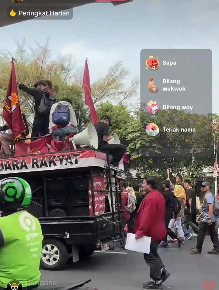 indepenSumatera's tweet photo. 🚨 AKSI BERSIH-BERSIH KEJAGUNG! 

Pimpinan Pusat HIMA PERSIS menggelar aksi demonstrasi di depan Gedung Kejaksaan Agung RI hari ini (Selasa, 4/8)! 

📢 5 Tuntutan Utama:
1. Sahkan UU Perampasan Aset NOW!
2. Evaluasi total kinerja penegakan hukum
3. Berantas korupsi TANPA TEBANG PILIH!
4. Wujudkan transparansi & akuntabilitas aparat
5. Tegakkan supremasi hukum yang adil untuk seluruh rakyat

Saatnya hukum berdiri untuk rakyat, bukan melindungi oligarki & koruptor!