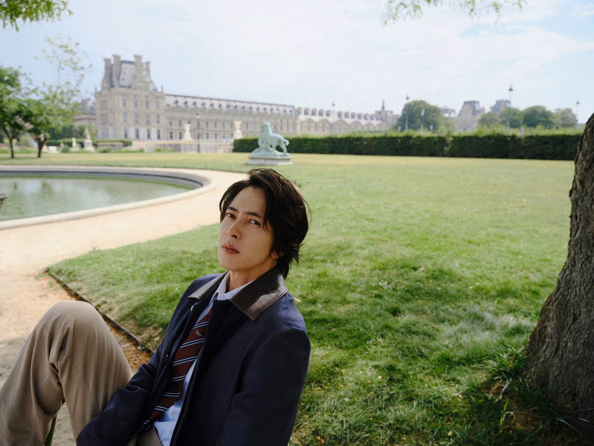 SakuraItohJoan's tweet photo. 🇫🇷あの熱波で猛暑の中、いろいろ撮ってくれてたんだ📸
マザラン図書館前・チュイルリー庭園・Escale des Saints Pères（セーヌ河畔）・ディオール本店前

「山下智久がパリで見て感じたディオールのテーラリング、その魅力とは」⤵️
https://t.co/8c0jTUNmkc

#EsquireJapan #山下智久 #Dior https://t.co/VufaId9jyc