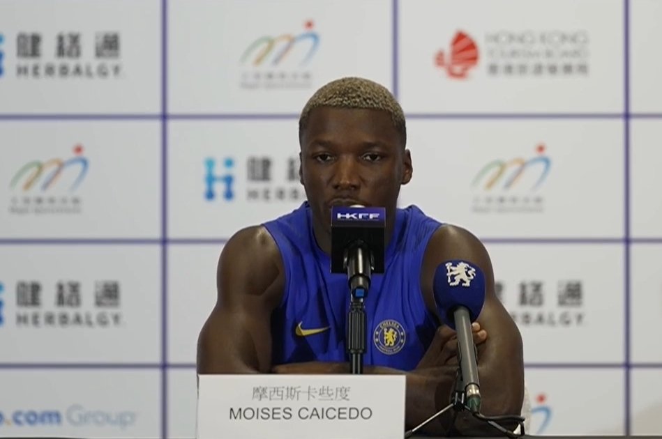 Blue_Footy's tweet photo. Moisés Caicedo when asked Chelsea told him that made him to renew his contract:

🗣 "Well, they didn't say anything. I just wanted to keep playing for the club. They want they want me to renew the contract, and I said yes, because I want to become a legend here. So that's why I renewed my contract."