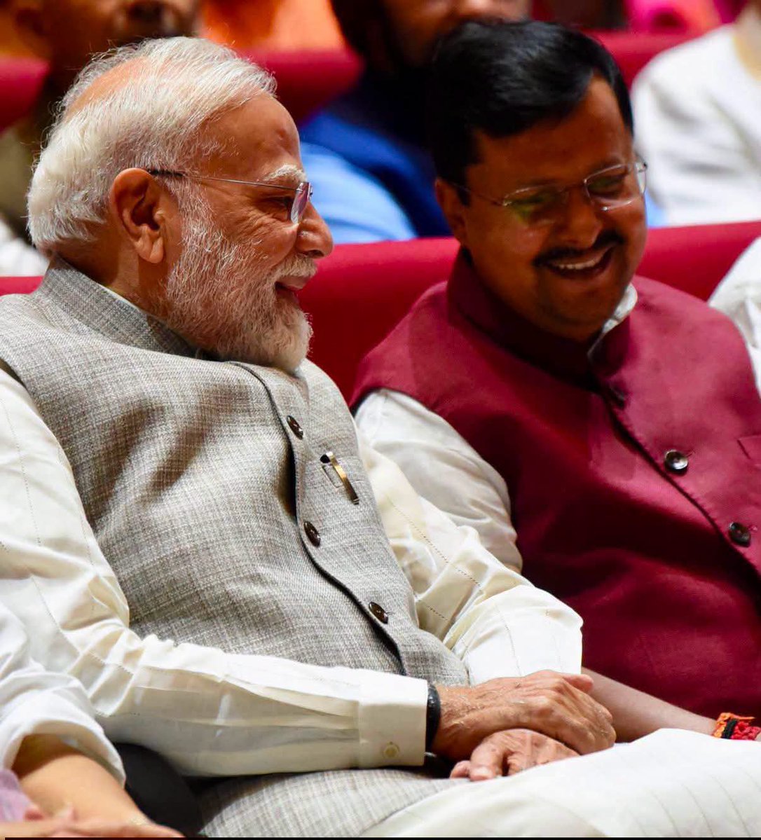 janardanspeaks's tweet photo. #फर्क_पड़ता_है_साहब.… 

#पार्टी_का_राष्ट्रीय_अध्यक्ष किसी को भी बना देंगे....?, 
क्या फर्क पड़ता है ? 

#अनपढ़ विरोधी दल के नेता की पढ़ाई पर सवाल उठाएंगे और खुद एक अनपढ़ को मुख्यमन्त्री बना देंगे...? 
क्या फर्क पड़ता है ? 

#विधायक_दल की बैठक में एक #पर्ची भेजेंगे और किसी को भी सीएम बना कर देश को चौंका देंगे...? 
क्या फर्क पड़ता है ? 

#बिना_जरूरत_UGC_Act     लेकर आयेंगे, जनरल कैटेगरी के छात्रों के साथ #भेदभाव करेंगे,  सोचेंगे कि थोड़ा बहुत विरोध कर ये तो हमें ही वोट देंगे...? 
क्या फर्क पड़ता है ? 

#बड़े_बड़े_भ्रष्टाचारी नेताओं के खिलाफ आंदोलन चला कर वोट हासिल करेंगे, बाद में उन्हीं भ्रष्टाचारियों के साथ गठबंधन कर लेंगे...? 
क्या फर्क पड़ता है ? 

#पड़_गया_फर्क ? 

#आ_गया_स्वाद ? 

वैसे तो ये छोटा सा #ट्रेलर था, नहीं सुधार किया तो पूरी पिक्चर भी #रिलीज हो सकती है..!
साभार
